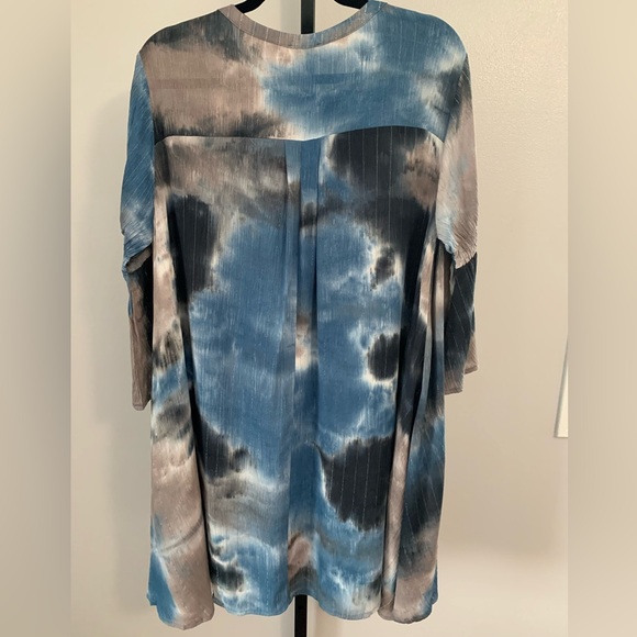 NWT Umgee Tie-Dye Keyhole Tunic Top in Blue, Black  and Taupe - Picture 5 of 16